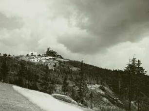 Mückenberg (Komari Hurka, Tschechien) bei Obergraupen (Horni Krupka), Ansicht von Südwesten mit Halden des alten Zinnbergbaus und Unterkünften für Touristen