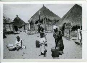 Frauen beim Mörsen von Getreide, Dakar, Senegal