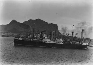 Palermo, Hafen mit Schiffen gegen Monte Pellegrino