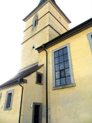 Kirche von Nordwesten-Kirchturm im Kern Romanischer Chorturm 12 Jh-Langhaus und Sakristei bis 1716 stillos neu erbaut