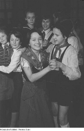 Tanzende Kinder auf der Weihnachtsfeier der Pioniere der 28. und 40. Grundschule
