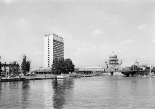Potsdam. Blick über die Havel gegen Interhotel "Potsdam" und Nikolaikirche