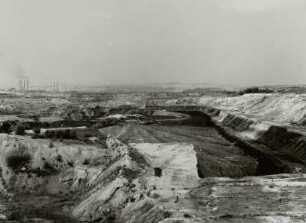 Braunkohleabbau, Tagebau Seitendorf (Zatonie, Bogatynia). Blick nach Westen zum Kraftwerk und Braunkohlenwerk Hirschfelde