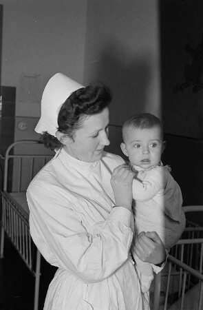 Reportage aus dem jüdischen Krankenhaus : Krankenschwester mit einem Kleinkind