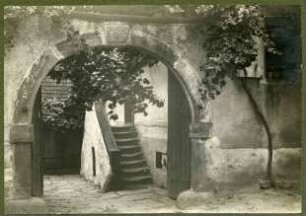 Theresienstr. 63. Tor 1763, Bogenstein mit Traube und Krone