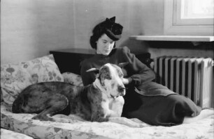 Bukarest: Haus des + Schriftleiters Wilhelm Müller, Frau Müller mit Hund auf Sofa