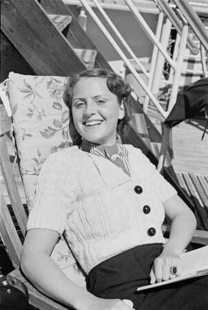 Bordleben Milwaukee. Junge Frau beim Sonnenbad auf einem Liegestuhl