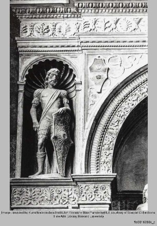 Grabmal des Dogen Pietro Mocenigo : Linker Pilaster : Krieger mit Prunkschild