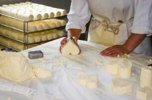 Frankreich. Haute Normandie. Seine Maritime. Nesle Hodeng. Ferme Gäc Brianchon. Käseproduzent von Neufchatel fermier AOC. Käseproduktion. Rohmasse wird in die Herz Form gebracht