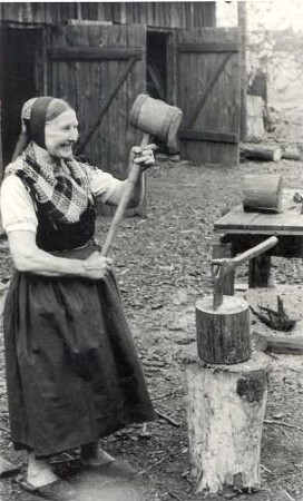 Gerätschaften zum Holzhacken aus Sabrodt : Hausrat - Hausarbeit. Ort: Zabrod / Sabrodt. Keulchen (hejka)
