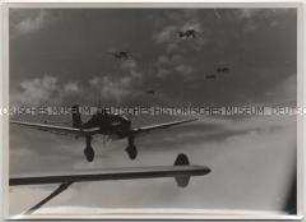 Verbund von Kampfflugzeugen der deutschen Luftwaffe Junkers "Stuka" fliegen einen Angriff