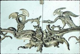 Wanddekoration aus Rocaillen und Vögeln