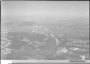 Altstadt mit Peterskirche, Stadtpark, Neiße und Oberlausitzer Gedenkhalle (rechts)