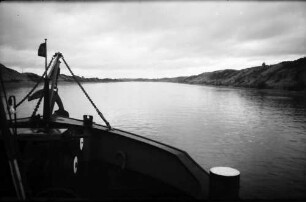 Ottmarsheim: Rheinseitenkanal zwischem Kembs und Ottmarsheim, Blick über den Bug