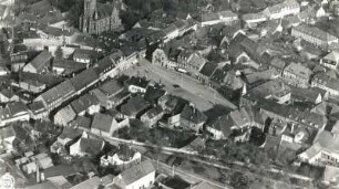 Wilsdruff. Stadtzentrum mit Markt, Rathaus und Nicolaikirche. Luftbild-Schrägaufnahme von Südwest