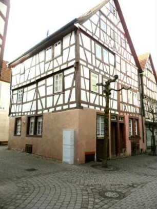 Stadtbild-Kellereistraße-Eckständiges Haus (Nr 16) mit Obergeschossen in Fachwerk auf steinernem Stock in Übersicht (beachte zwei unterschiedliche Balkenfarben über Giebelseite)