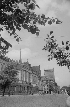 Ansicht des Universitätsgebäudes, dahinter die Paulinerkirche. Im Hintergrund das Krochhochhaus
