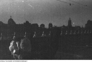 Dresden. "Flüchtlingselend". Umsiedler am Terrassenufer, auf Schlossplatz und Georgij-Dimitroff-Brücke (Augustusbrücke), 1945