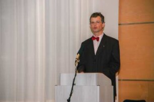Jubiläumskonzert 450 Jahre Sächsische Landesbibliothek und 150 Jahre Musikhochschule Dresden : Dresdner Musikschätze in historischer Überlieferung und moderner Aufführung. Gemeinsame Festveranstaltung der Musikhochschule und der SLUB Dresden in der Musikhochschule Dresden am 15. November 2006. Solisten der Hochschule für Musik "Carl Maria von Weber" Dresden spielen Instrumentalwerke des 18. Jahrhunderts nach Quellen in der Musikabteilung der Sächsischen Landesbibliothek – Staats- und Universitätsbibliothek Dresden (Ouvertüre von W. Gansbeck, Sonate in e von Johann Georg Pisendel, Sonaten in f und G von Johann Gottlieb Graun). Einführung durch Dr. Karl Wilhelm Geck, Leiter der Musikabteilung der SLUB