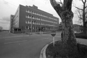 Fernmeldeamt Karlsruhe. Einweihung des neuen Fernmeldedienstgebäudes der Oberpostdirektion in der Rüppurrer Straße nördlich des Hauptzollamts