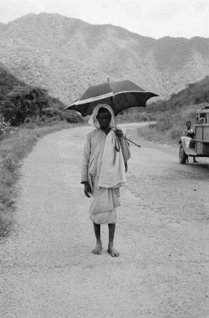 Mann der Oromo : Portrait eines Mannes der Oromo mit schwarzem Sonnenschirm