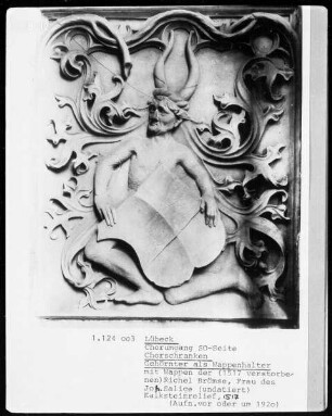 Gehörnter als Wappenhalter mit Wappen der Richel Brömse
