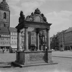Wittenberg. Marktplatz mit Bürgerhäusern, Marktbrunnen und einem Turm der Stadtkirche