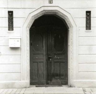 Cottbus, Friedrich-Ebert-Straße 34. Wohnhaus mit Laden (um 1915). Portal