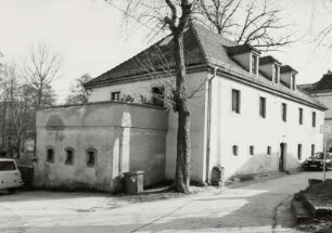 Medingen. Gesindehaus des Schlosses, Dorfstraße 7 (18. Jahrhundert). Straßenansicht mit Stallanbau