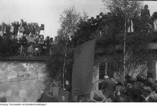 Dresden, Brücke der Einheit (Albertbrücke). Richtfest und Aktivistenauszeichnung. Feier bei "Donaths Neuer Welt", 30. April 1946