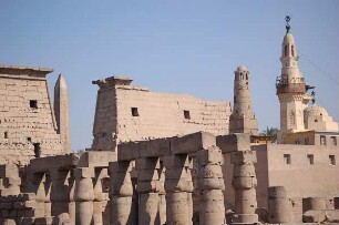 Luxor - Minarett und Tempelanlage : Luxor-Tempel und Minarett, von der Niluferstraße gesehen, aufgenommen in Luxor 2006