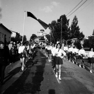 Karpfenfest: Umzug: Fanfarenzug aus Lübeck, dahinter Festwagen Hansekogge: an Straßenrändern Zuschauer, Fahne, Strommasten, 8. Oktober 1967