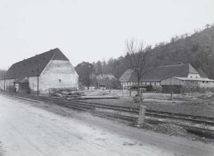 Rittergut Giesenstein, Wirtschaftsgebäude : Rittergut Giesenstein. Die Ruine des quer im Talboden stehenden Wirtschaftsgebäudes wurde nach der Unwetterkatastrophe 8./9. Juli 1927 abgebrochen