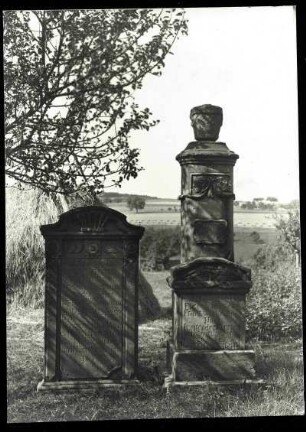 alter Friedhof. Zwei Grabsteine, 1800