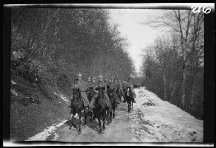 Zwischen Gravelotte (Saint-Privat-la-Montagne, Dep. Moselle, Frankreich) und Ars-sur-Moselle (Dep. Moselle, Frankreich): berittene Regimentsmusik auf einem verschneiten Höhenweg ("Auf dem Marsch von Gravelotte nach Ars")