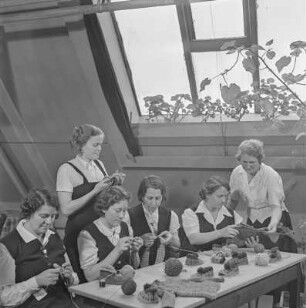 Werkfrauen beim Stricken