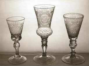 Drei Trinkgläser, wohl sächsisch. Glas mit Monogramm FC, links, Mitte: Mit Monogramm der Maria Josepha und rechts: Mit Monogramm FA