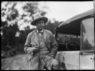 Belgisch-Kongo (heute: Demokratische Republik Kongo). Hans Schomburgk während der Afrika-Expedition an einem Expeditionsauto, 15. Dezember 1931