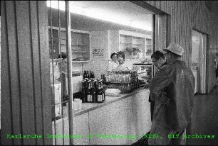 Getränkeausgabe der Kantine (KANT) des Kernforschungszentrums Karlsruhe (KfK)