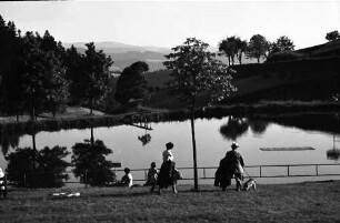 St. Märgen: Strandbad; Vordergrund Wiese