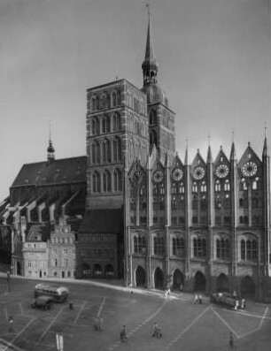 Stralsund. Alter Markt mit Rathaus und St.-Nikolai-Kirche