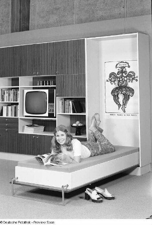 Werbefoto für eine in Bützow montierte Anbauwand mit integrierter Liege (1972)