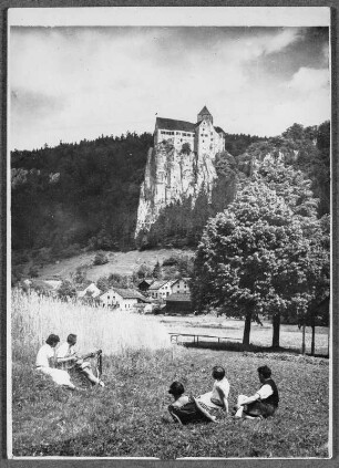 Rast an der Burg Prunn im Altmühltal : Riedenburg. Blick von der Kapelle "Geheiligte Stätte" auf dem rechten Ufer zur Burg Prunn auf steilem Kalkfelsen. Blick über den Fluss von Südosten