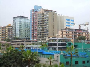 Lima-Miraflores - Wohnhochhäuser und Tennisplätze : Vor den Wohnhochhäusern sind große Tennisplätze angelegt worden. Aufgenommen am 8. September 2011 in Miraflores, dem Stadtteil von Lima an der Pazifikküste
