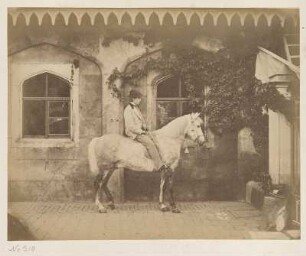 Junger Mann zu Pferde auf Schloss Eckberg : Album mit Ledereinband, Metallschließe, Metallknöpfe in allen vier Ecken, bezeichnet goldgeprägt Mitte: ALBUM, bezeichnet typografisch auf Papieretikett oben Mitte: 451, auf 32 Seiten aus Karton mit Goldschnitt 32 aufgeklebte Albuminpapierabzüge; Seiten: je 22,5 x 29,5 cm, Album: 23,3 x 32 x 3,4 cm (1880/1890). Dresden: SLUB/DF 2024.D.8
