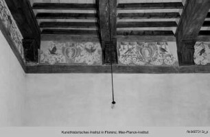 Groteskenfries mit Kartuschen und Wappen