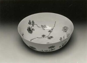 Große Schüssel (China, 1723/1735, Regierungsperiode Yongzheng; Porzellan, Aufglasurmalerei; Höhe 10 cm, Durchmesser 25 cm; Staatliche Kunstsammlungen Dresden (SKD)