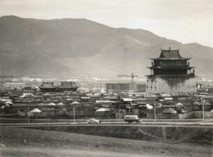 Ulan Bator. Gandan-Viertel gegen Bogdo ola (2273 m). Ansicht mit Gandan-Tempel, Kankenhausneubau und neuem Maidari-Tempel