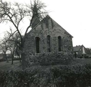 Bischdorf. Dorfkirche (1301/1400, Turm 1895). Ansicht von Südwesten über den Dorfanger