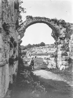 Am Amphitheater : Blick durch einen Torbogen am Amphitheater